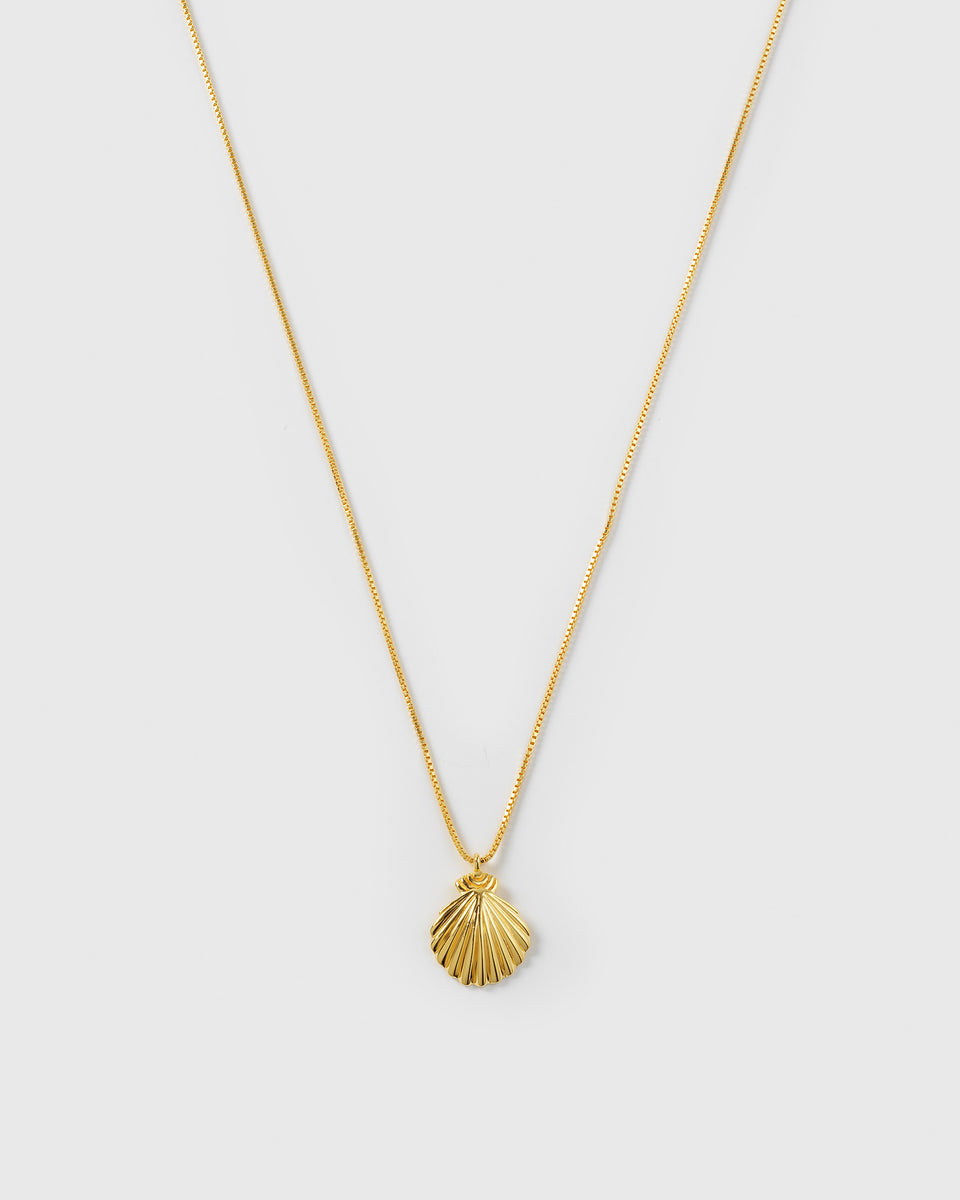 A product shot of the Beaches Shell Necklace in gold, featuring its fine chain and a detailed, shell-shaped pendant.